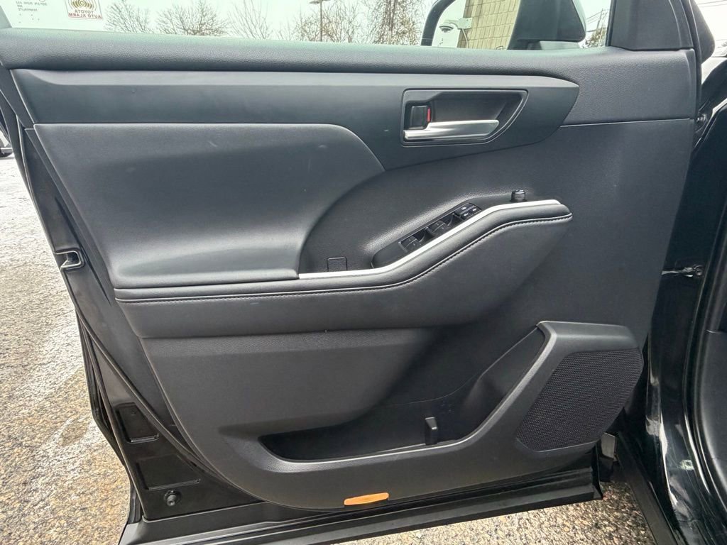 Used 2020 Toyota Highlander XLE image 11