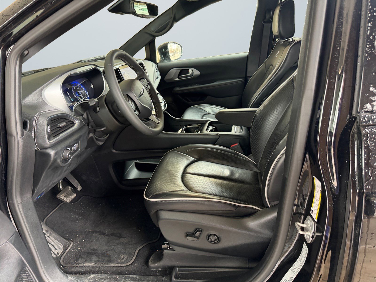Used 2025 Chrysler Pacifica Limited image 11