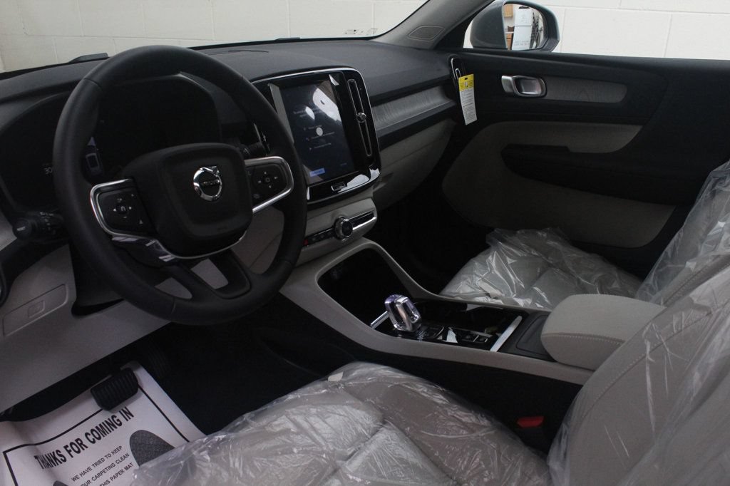Used 2025 Volvo XC40 B5 Plus AWD/4WD image 5