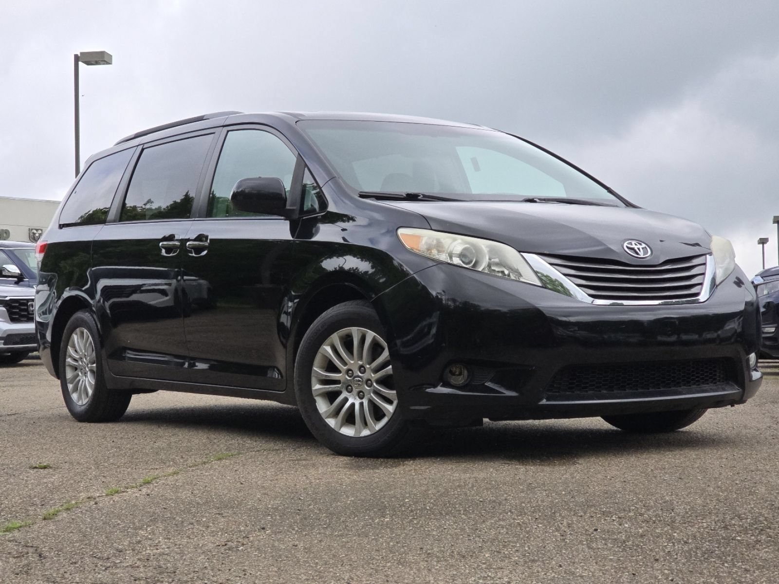 Used 2012 Toyota Sienna XLE w/ Premium Pkg FWD image 2