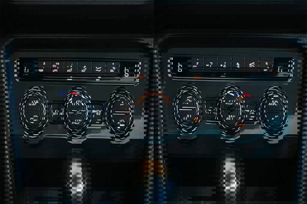 Used 2019 Volkswagen Tiguan SE w/ Panoramic Sunroof Package image 14