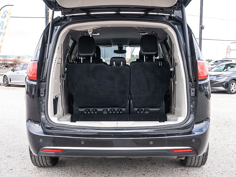 Used 2019 Chrysler Pacifica Limited FWD image 11