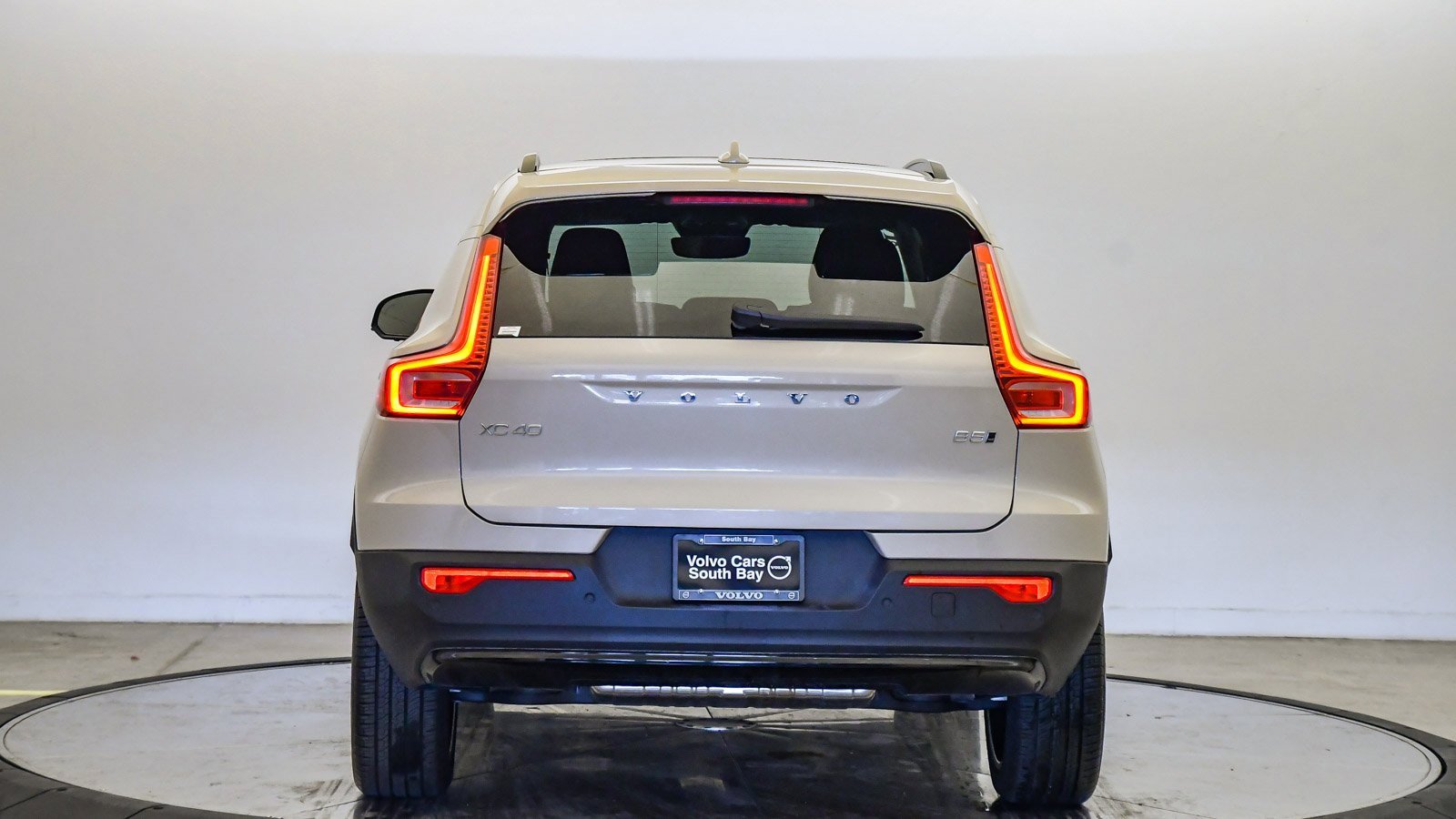 Certified 2025 Volvo XC40 B5 Ultra w/ Climate Package image 3