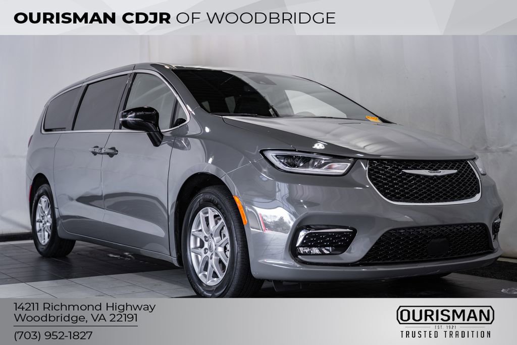 Used 2025 Chrysler Pacifica Select image 1