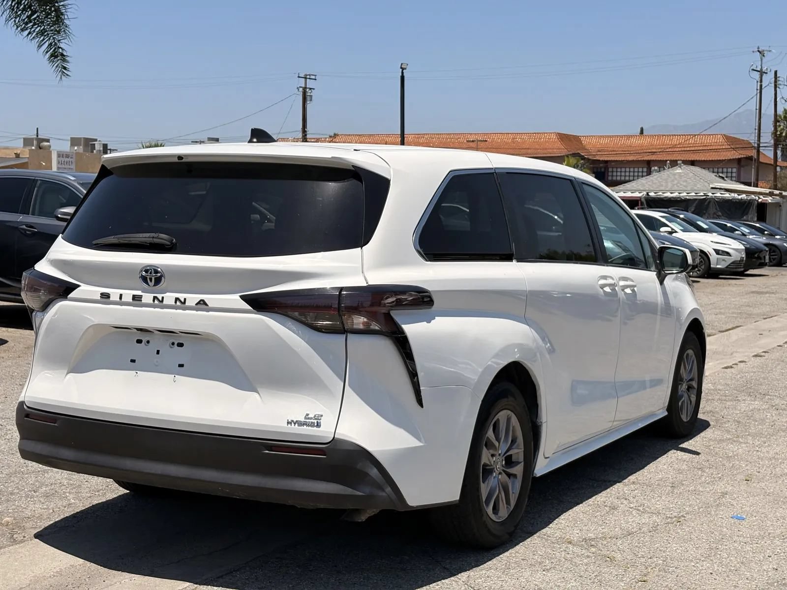 Used 2023 Toyota Sienna LE FWD image 4