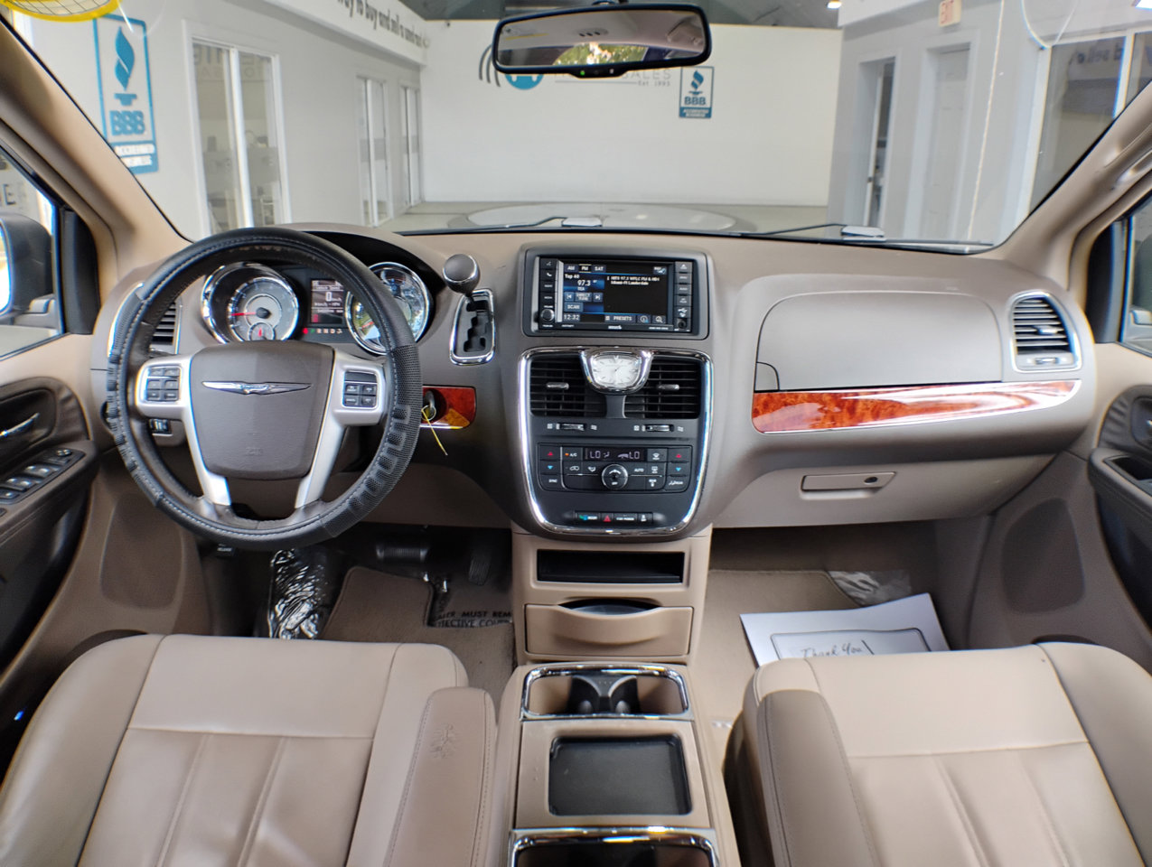 Used 2016 Chrysler Town & Country Touring image 7