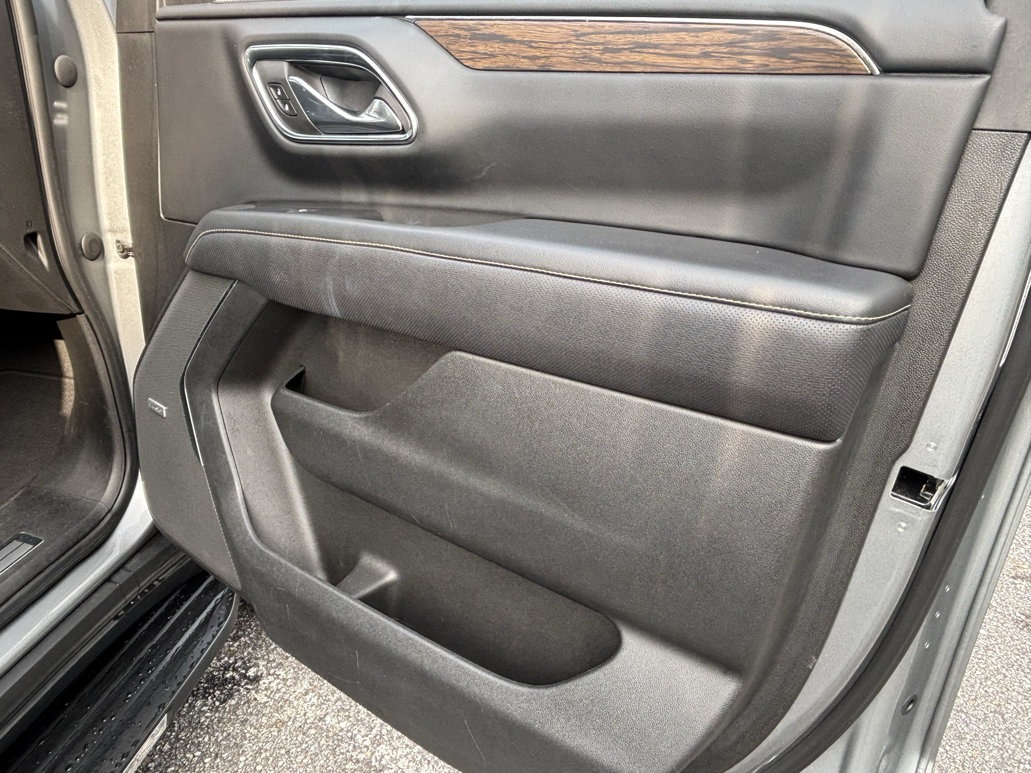 Used 2023 Chevrolet Suburban Premier AWD/4WD image 24