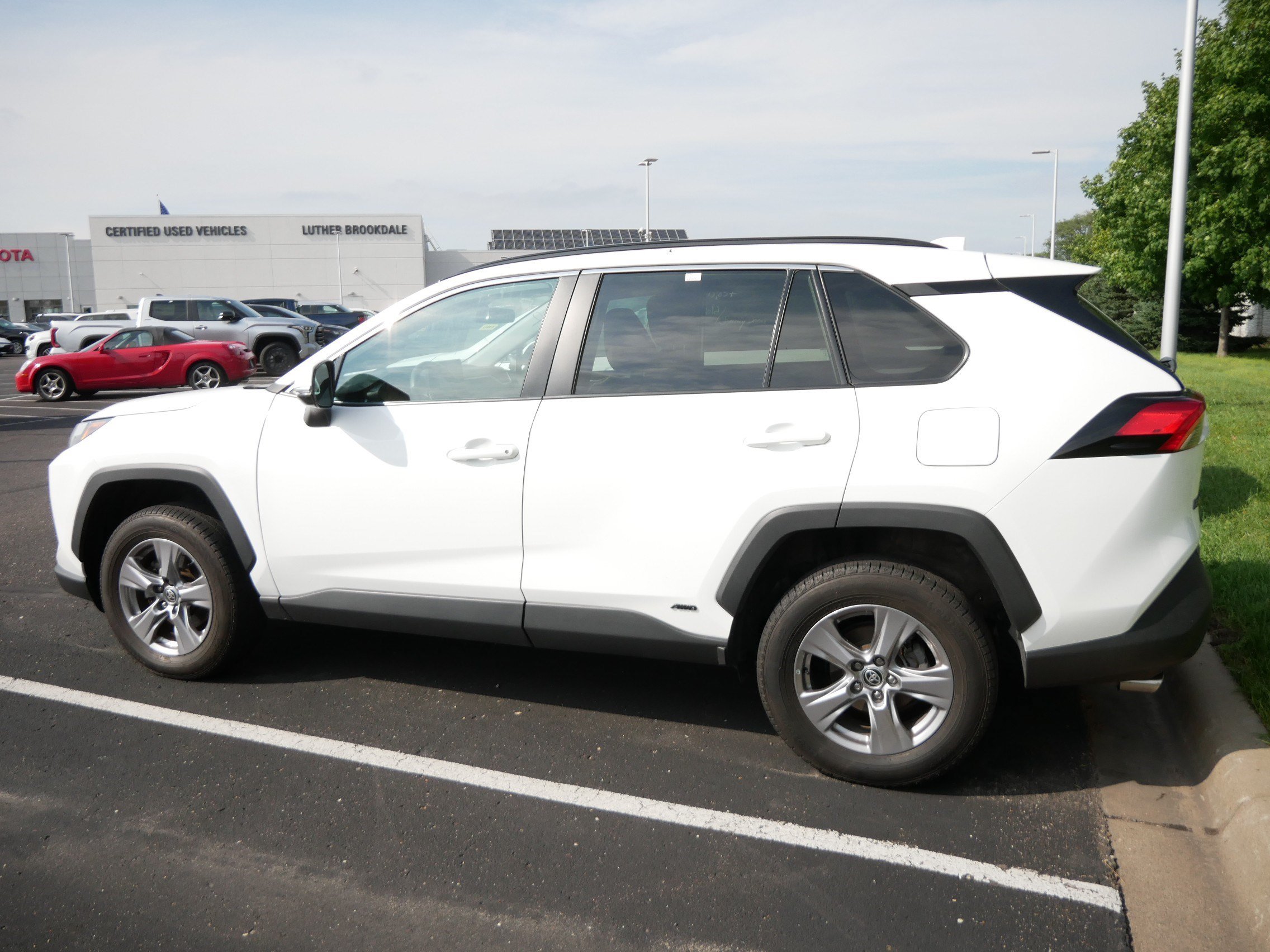 Used 2022 Toyota RAV4 XLE w/ Convenience Package AWD/4WD image 2
