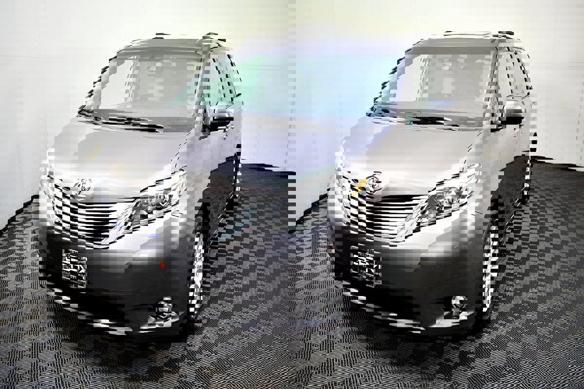 Used 2015 Toyota Sienna XLE image 2