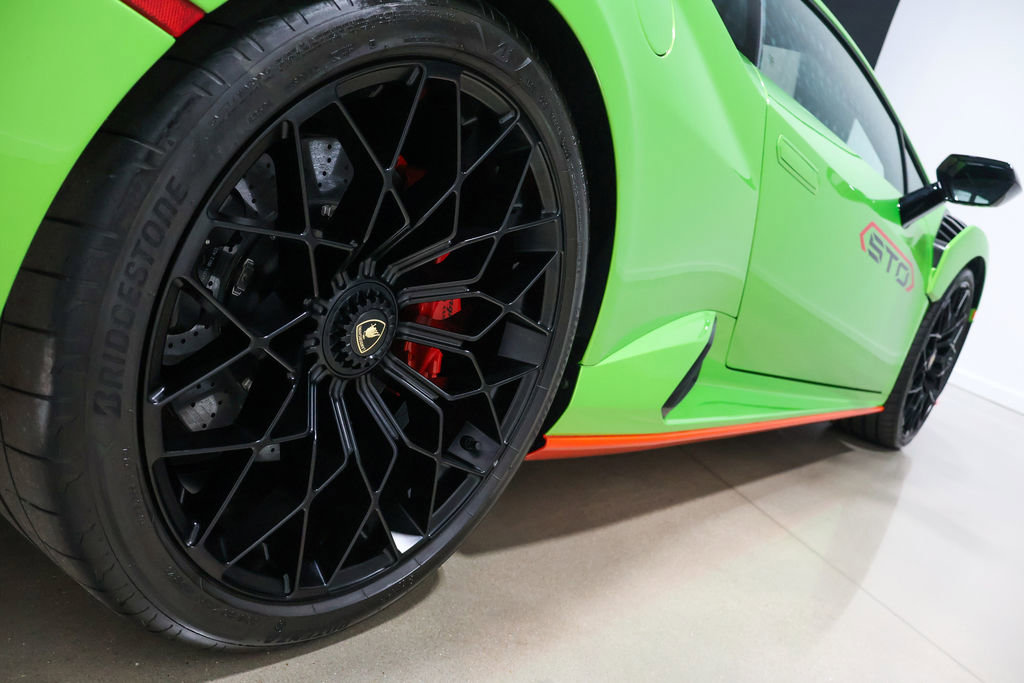 Used 2022 Lamborghini Huracan STO image 17