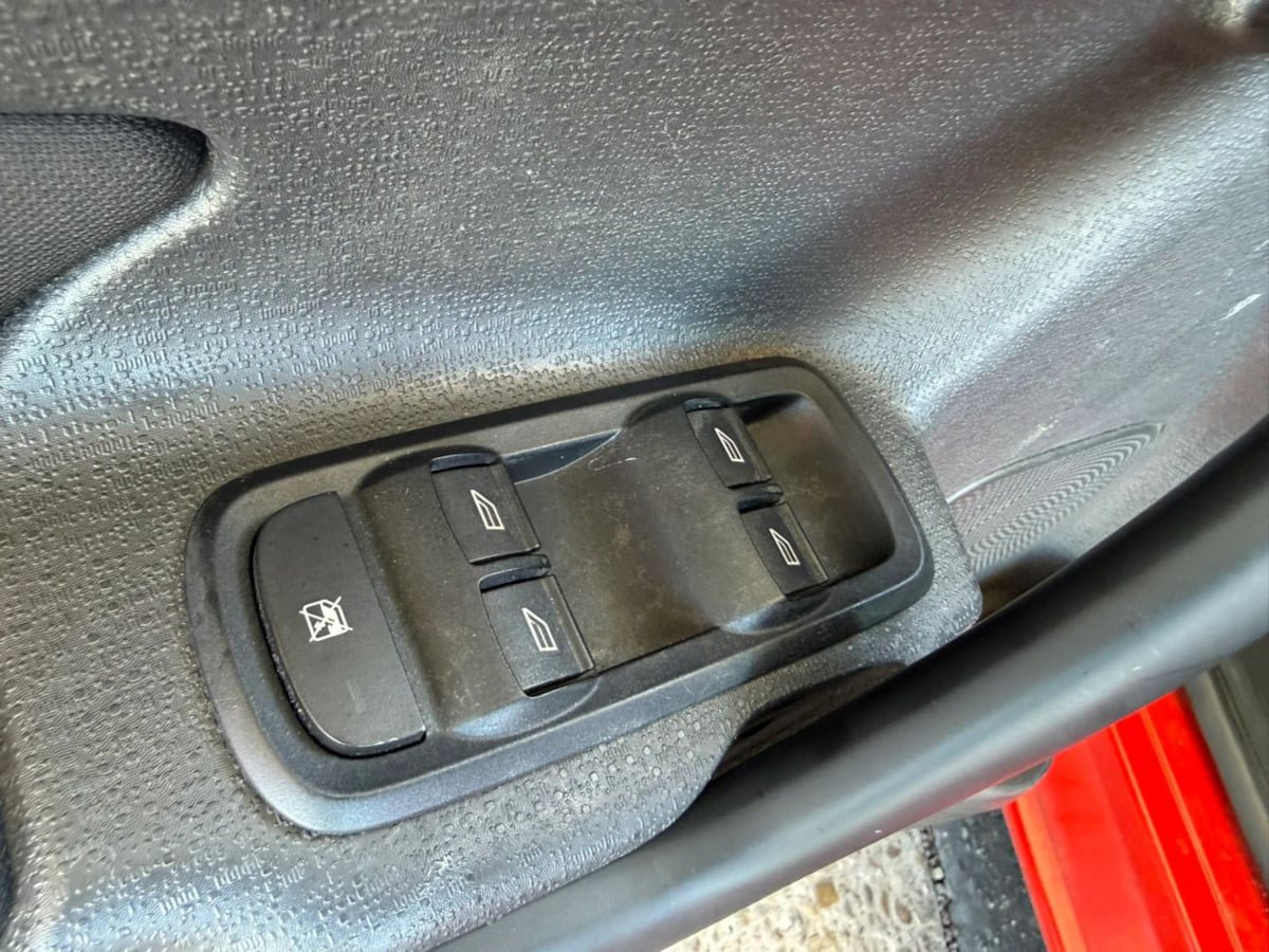 Used 2012 Ford Fiesta SE FWD image 36