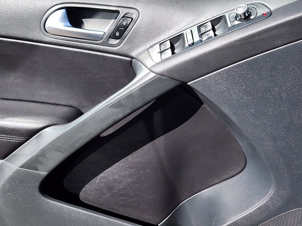 Used 2011 Volkswagen Tiguan SE image 12