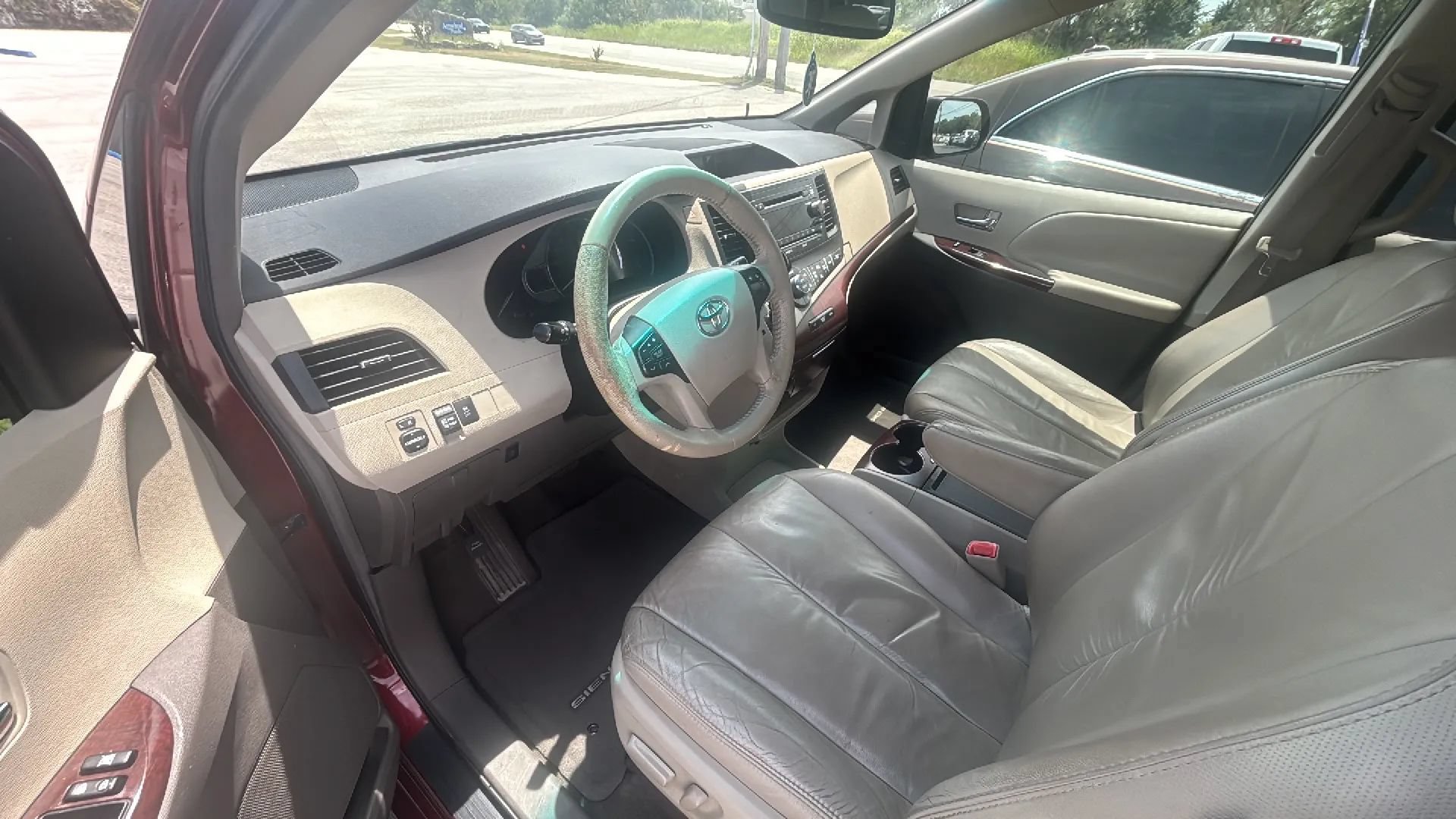 Used 2011 Toyota Sienna XLE FWD image 2