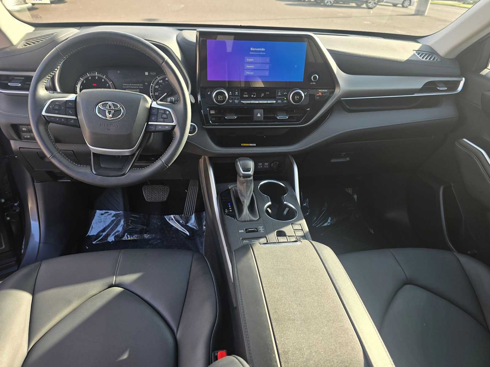 Used 2024 Toyota Highlander XLE AWD/4WD image 19