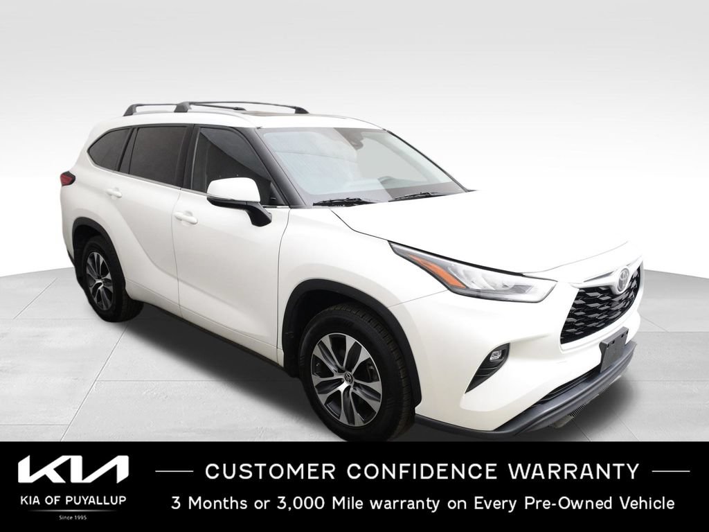 Used 2020 Toyota Highlander XLE AWD/4WD image 3