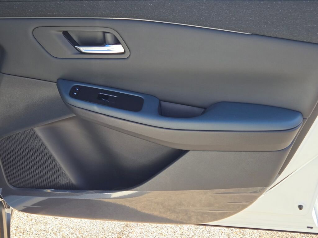 New 2026 Nissan Leaf Platinum+ w/ Cargo Package (Platinum+) FWD image 5