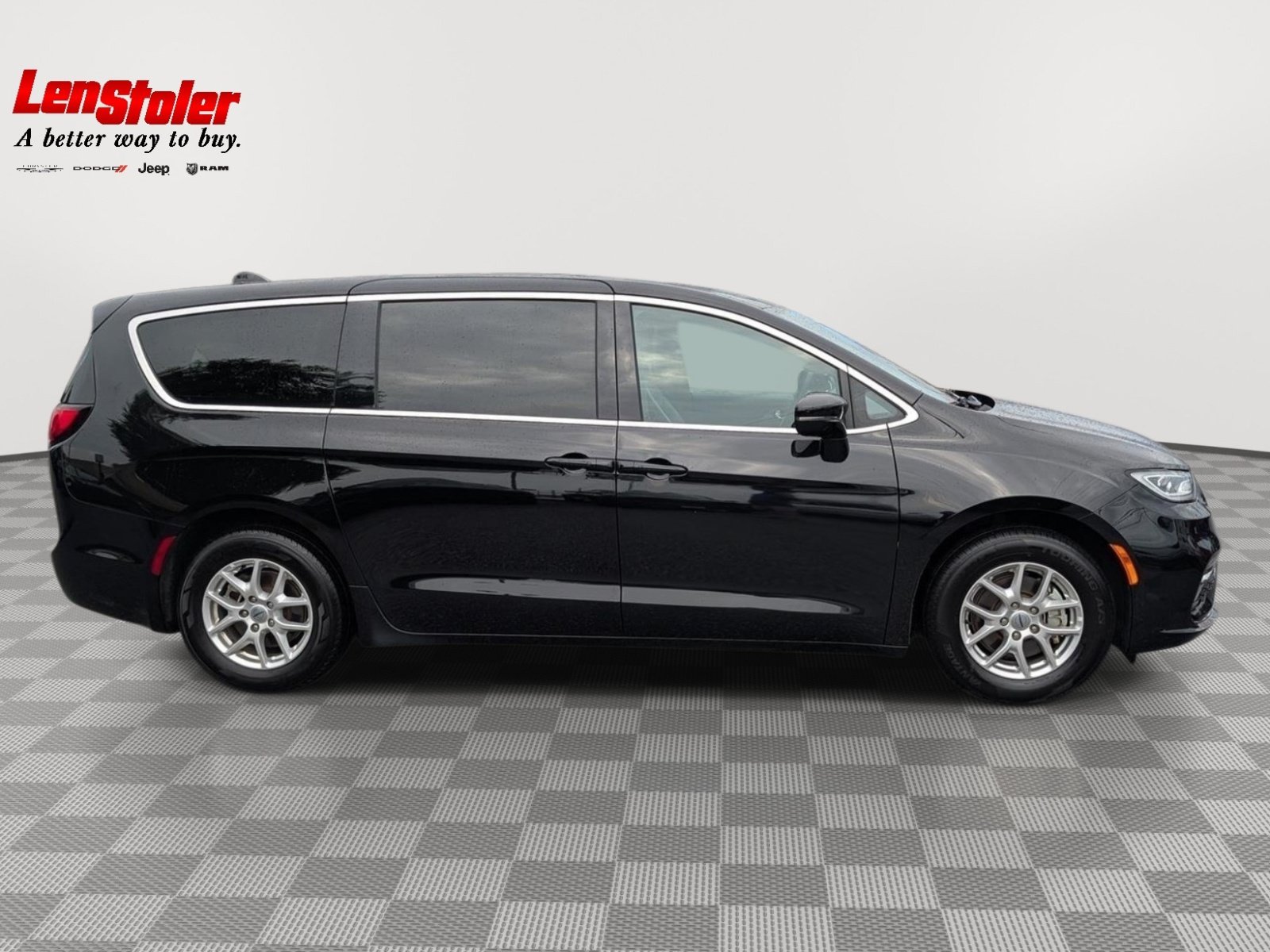 Used 2025 Chrysler Pacifica Select FWD image 6