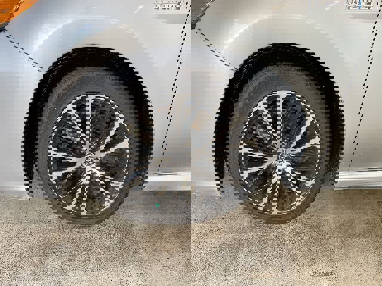 Used 2020 Toyota Camry SE w/ Sunroof Package image 10