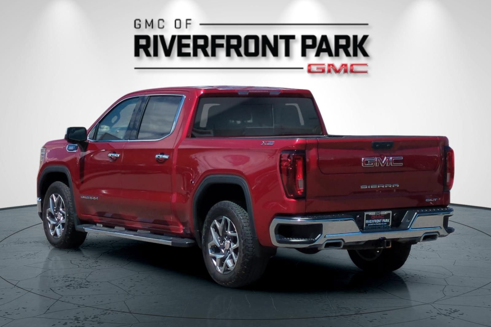 Used 2024 GMC Sierra 1500 SLT w/ SLT Premium Package AWD/4WD image 5