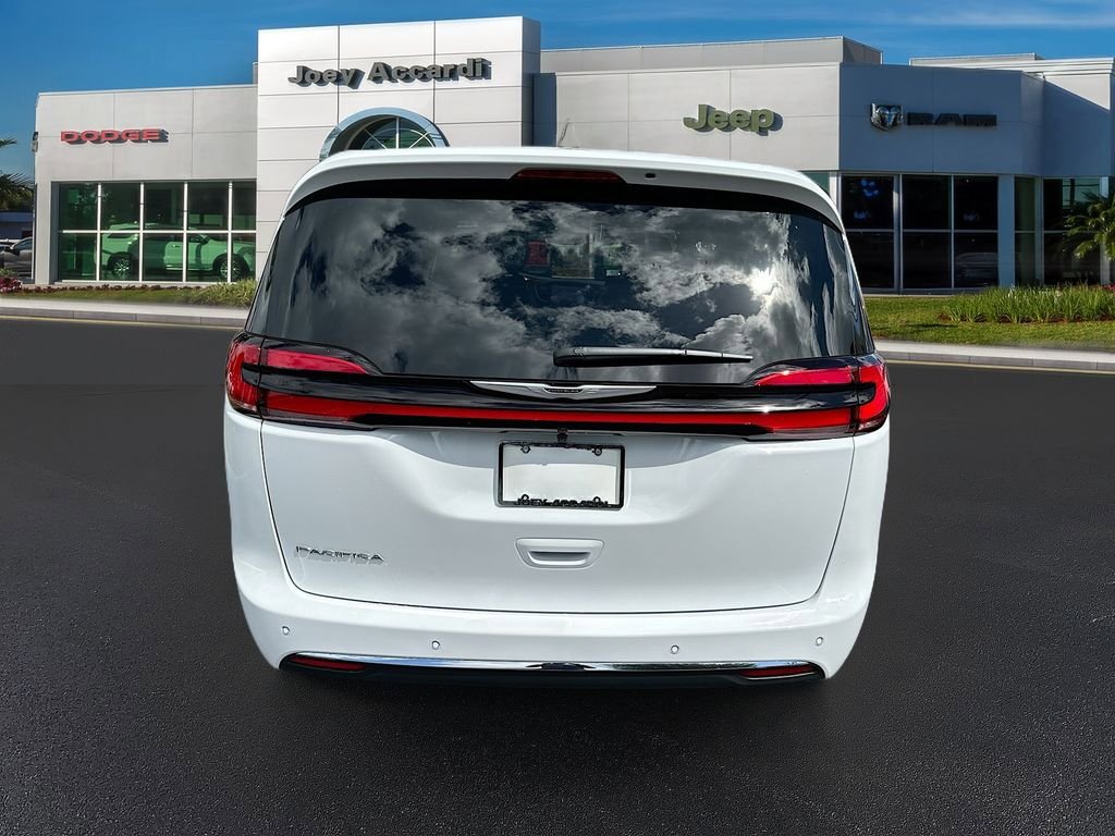 New 2026 Chrysler Pacifica Select image 7