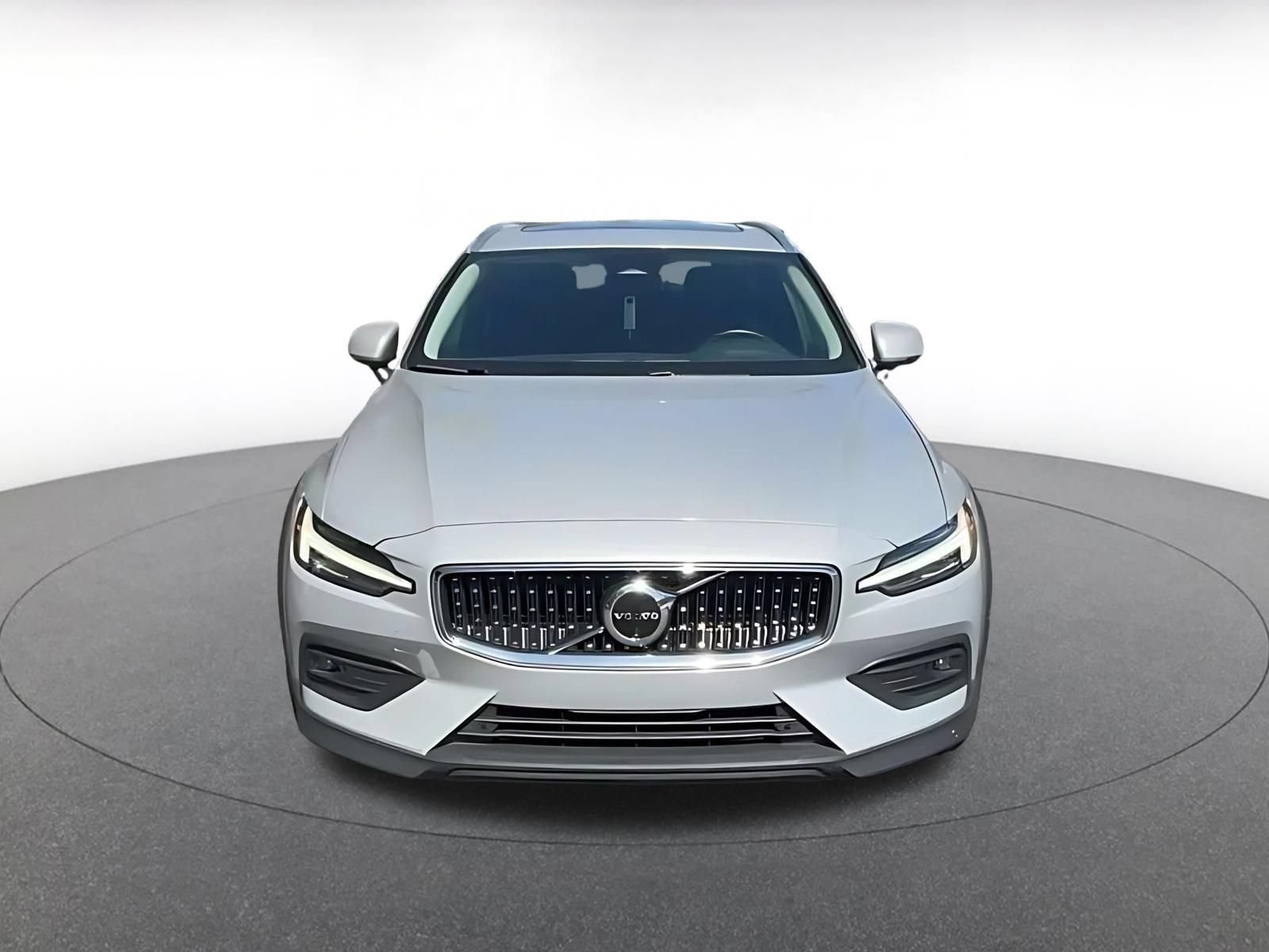 Used 2025 Volvo V60 B5 Cross Country Plus AWD/4WD image 4