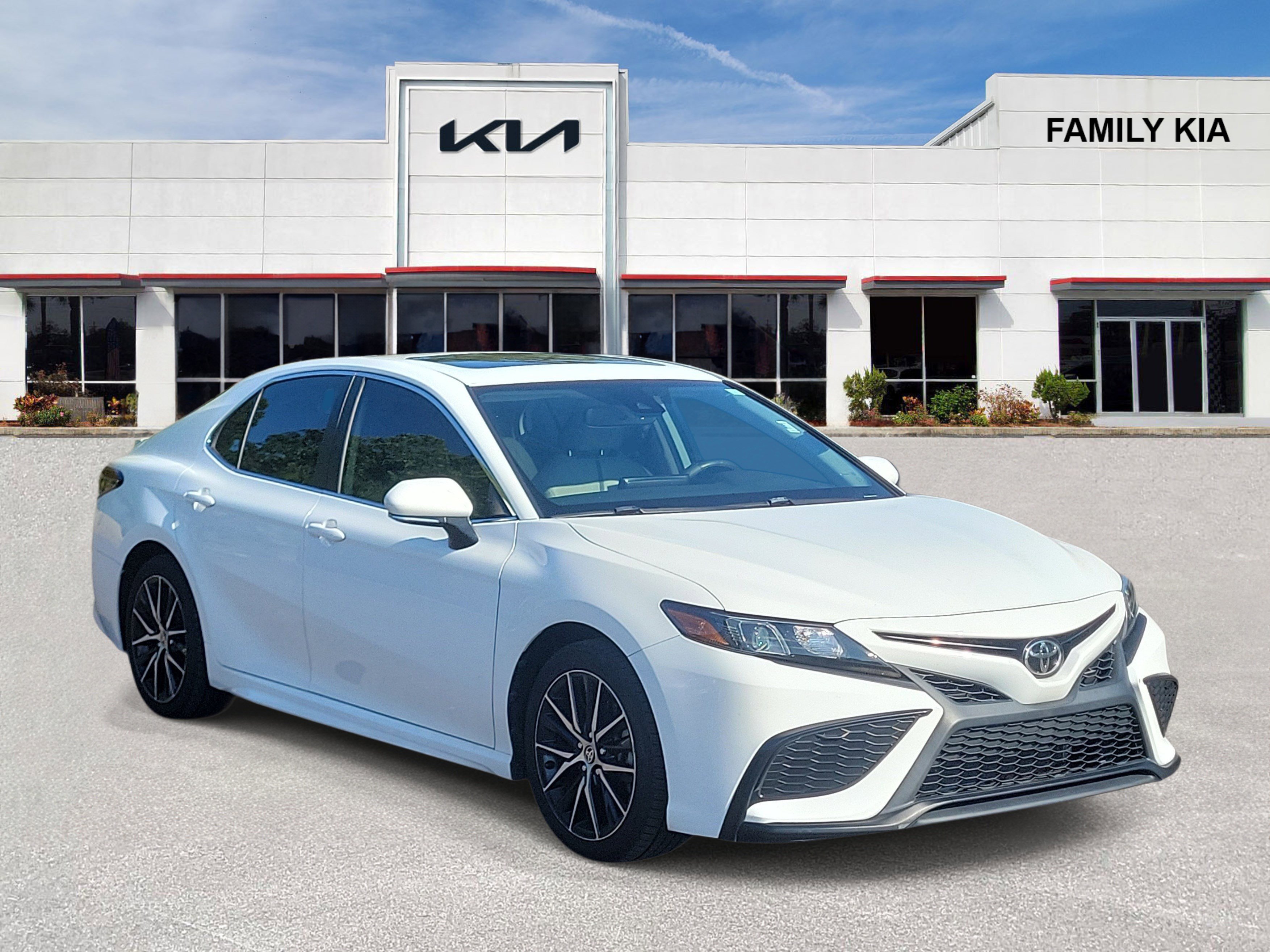 Used 2021 Toyota Camry SE w/ Audio Upgrade Package FWD image 1