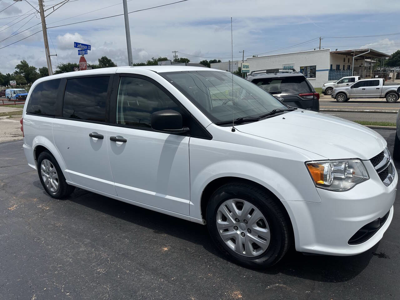 Used 2019 Dodge Grand Caravan SE w/ UConnect Hands-Free Group FWD image 5