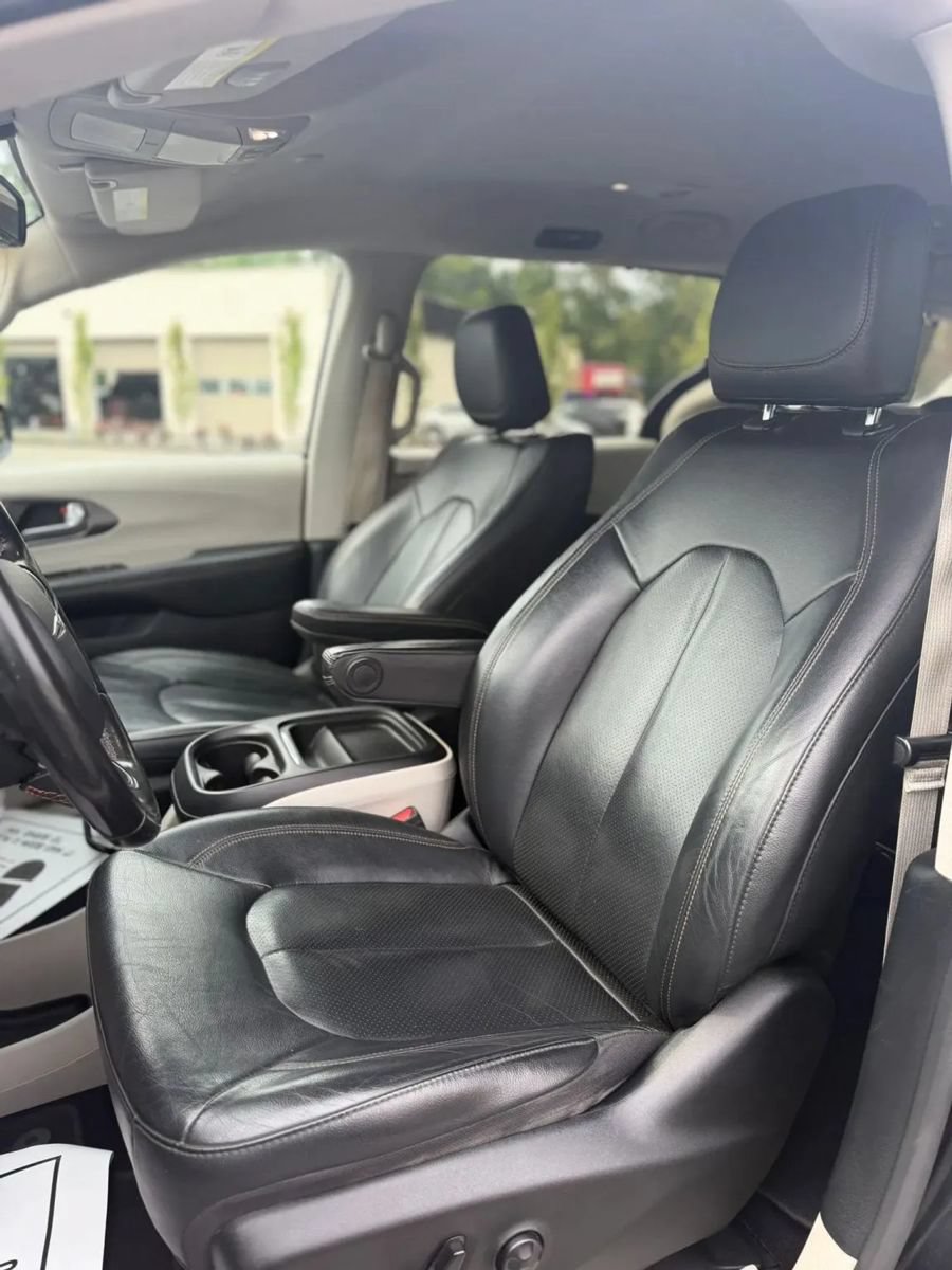 Used 2020 Chrysler Pacifica Touring-L FWD image 11
