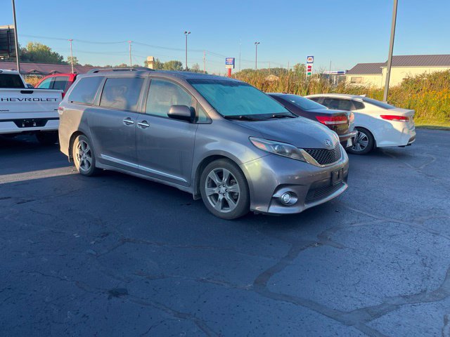 Used 2017 Toyota Sienna SE FWD image 2