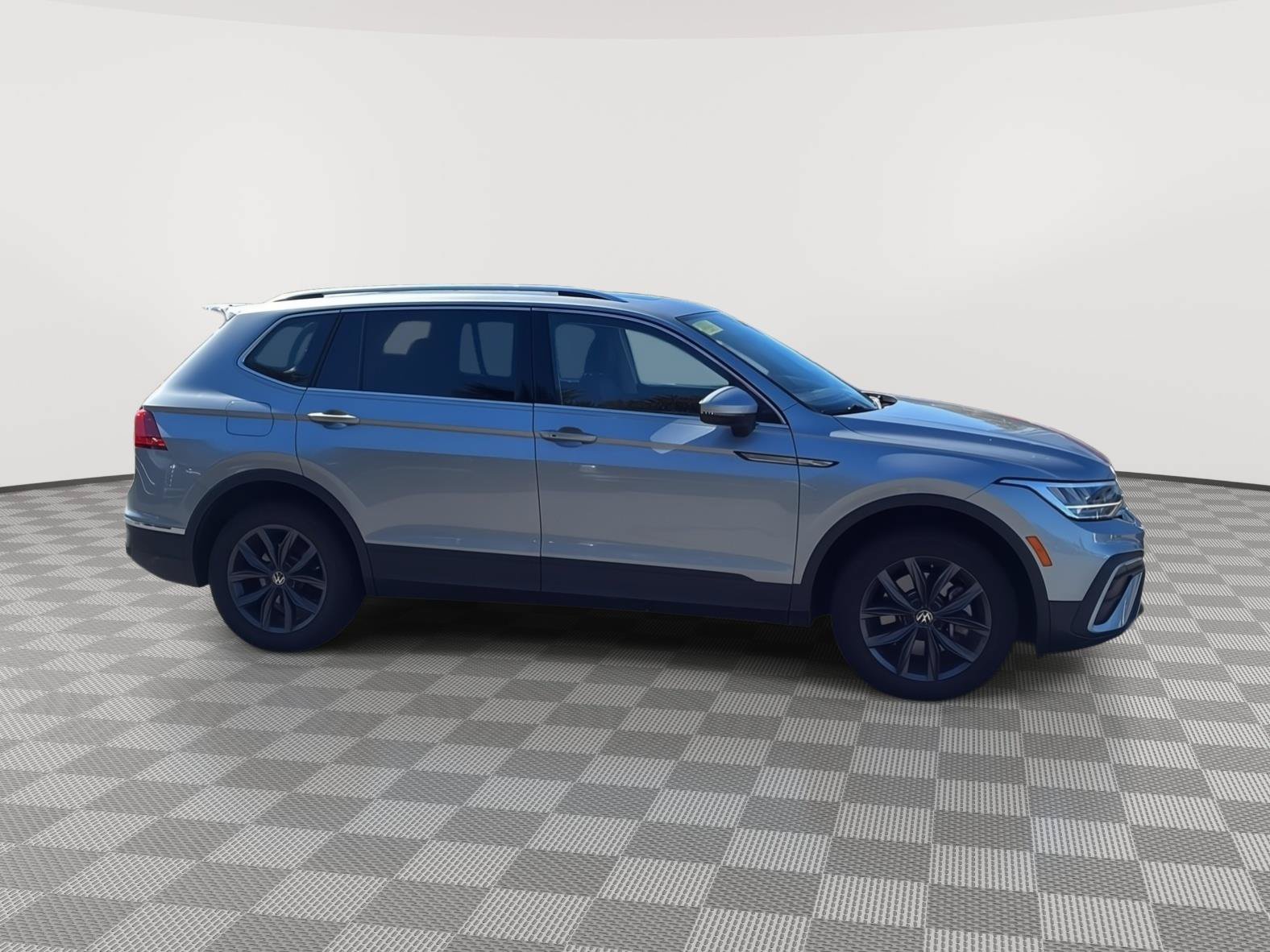 Used 2023 Volkswagen Tiguan SE w/ Panoramic Sunroof Package AWD/4WD image 4