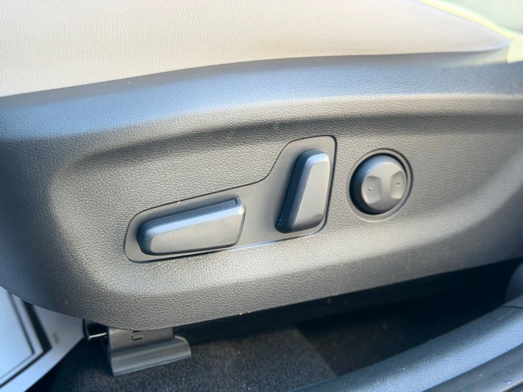 Used 2023 Hyundai Kona SE image 16