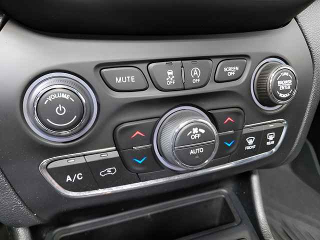 Used 2022 Jeep Cherokee Limited AWD/4WD image 31