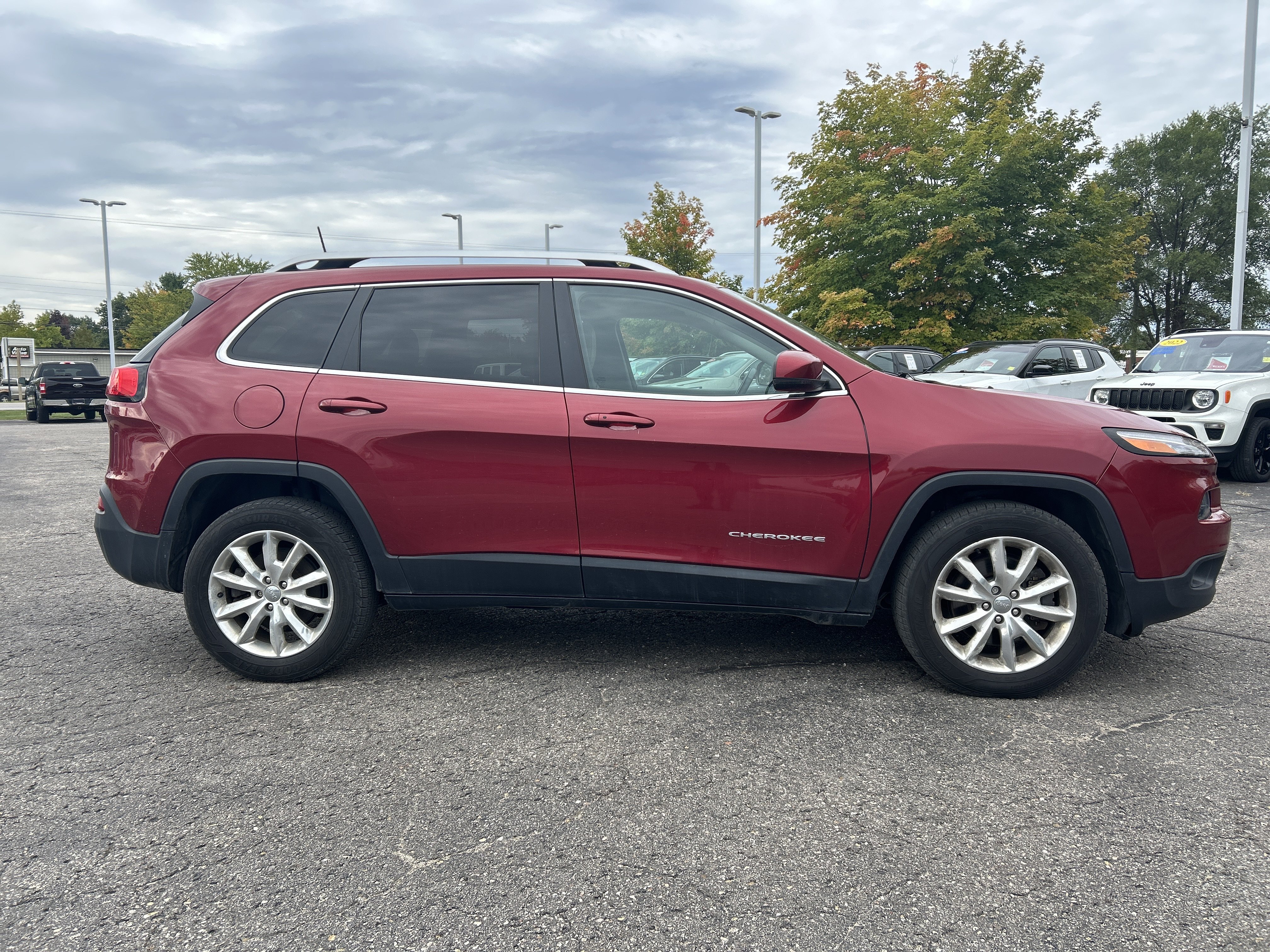 Used 2016 Jeep Cherokee Limited AWD/4WD image 3