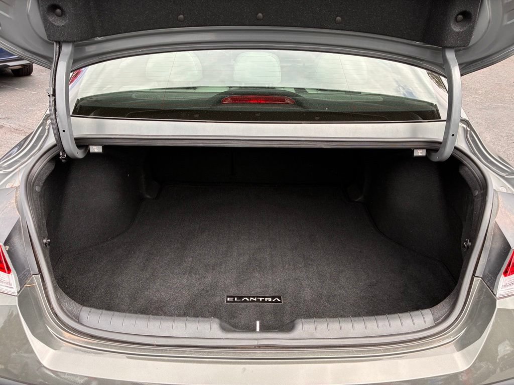 Used 2025 Hyundai Elantra Limited FWD image 10