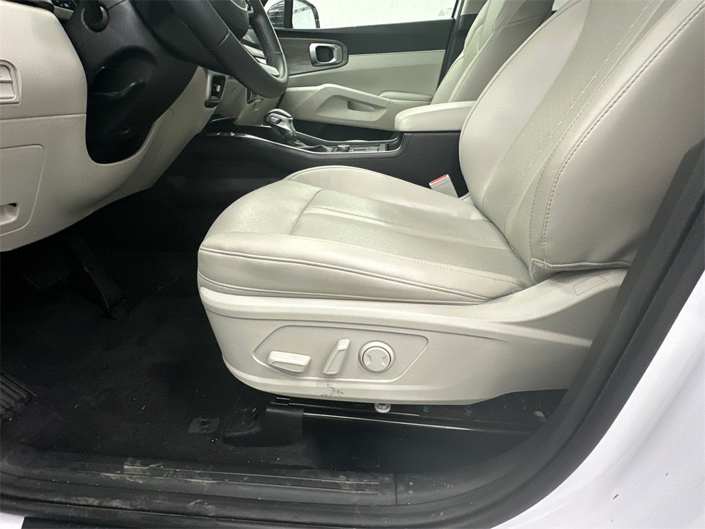 Used 2022 Kia Sorento EX w/ Panoramic Sunroof Package image 10