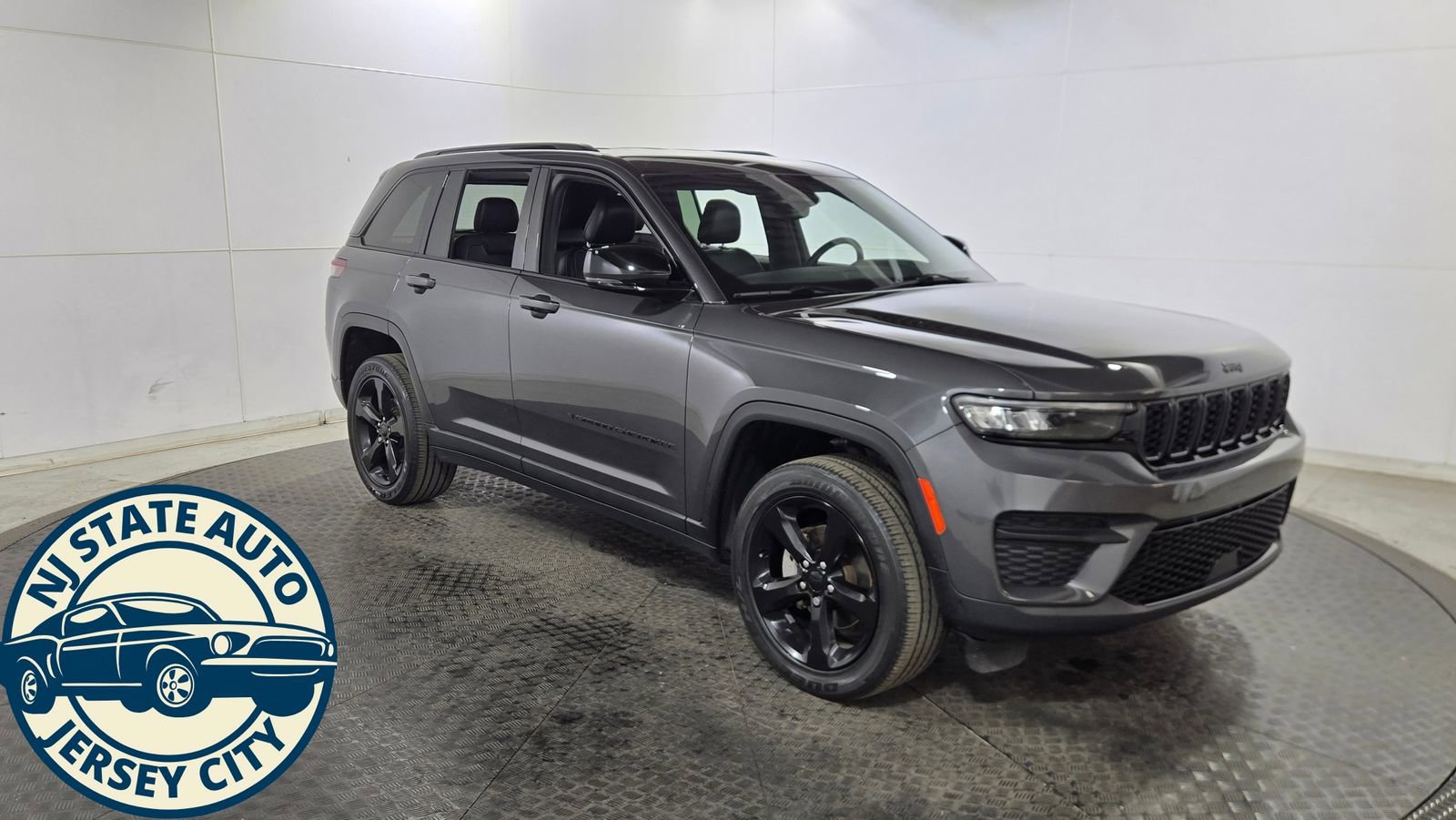 Used 2023 Jeep Grand Cherokee Altitude image 1