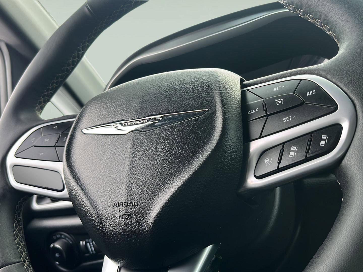 Used 2025 Chrysler Pacifica Select image 15