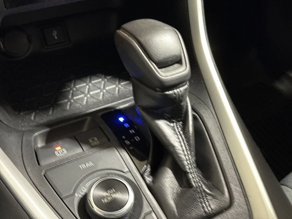 Used 2020 Toyota RAV4 LE AWD/4WD image 17