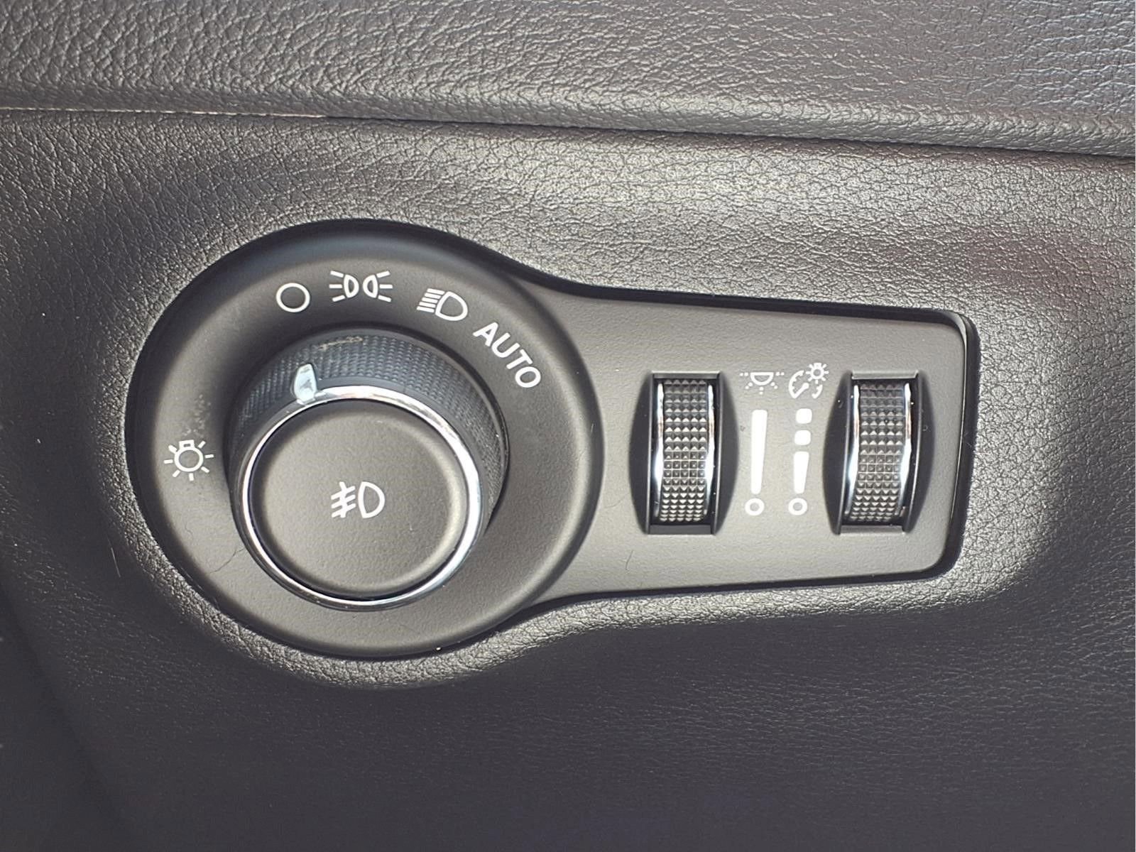 Used 2018 Jeep Compass Limited w/ Navigation Group FWD image 27