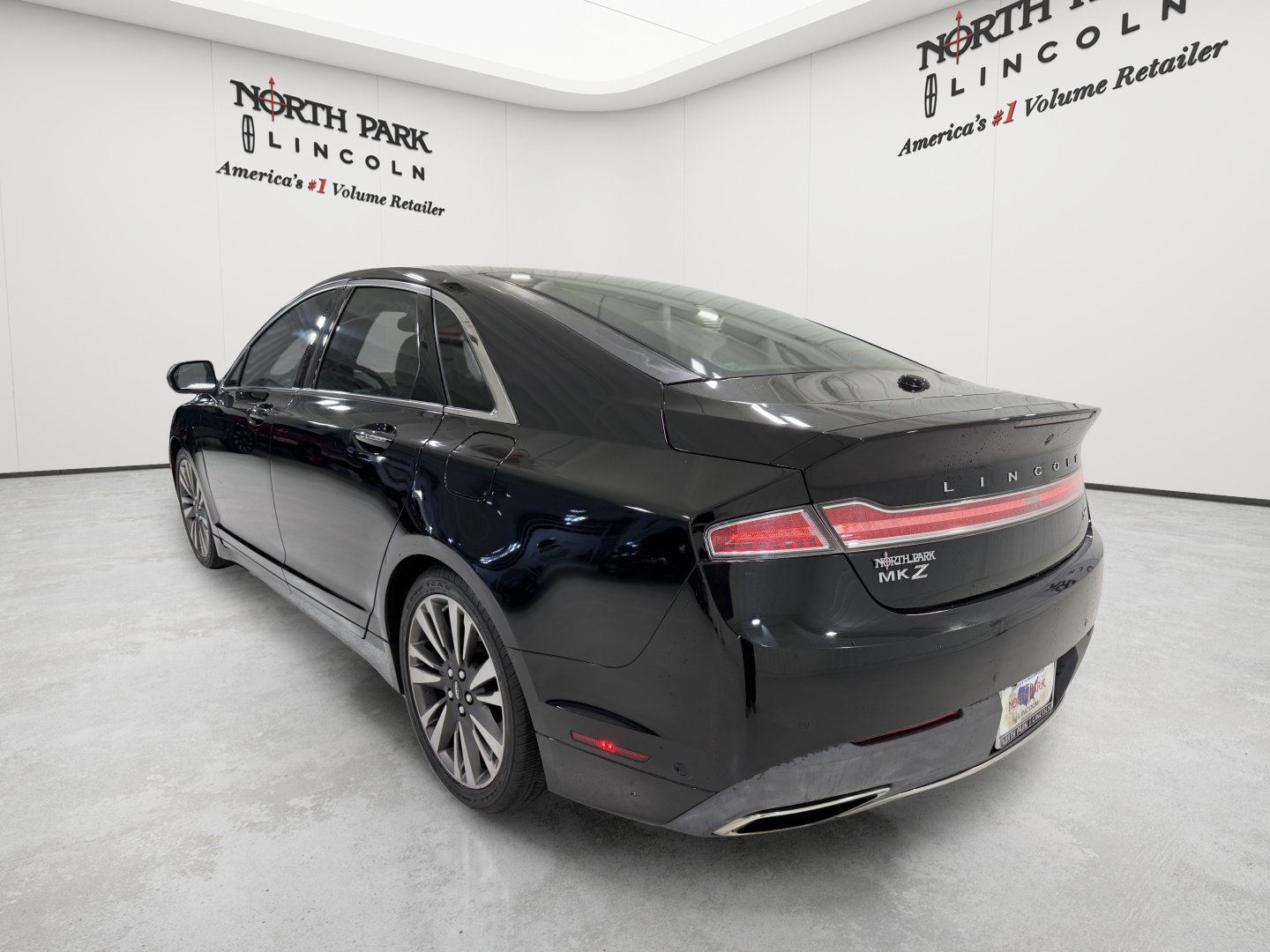 Used 2017 Lincoln MKZ Reserve w/ Luxury Package FWD image 3