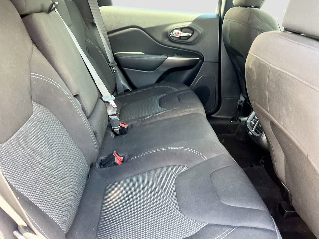 Used 2021 Jeep Cherokee Latitude FWD image 26