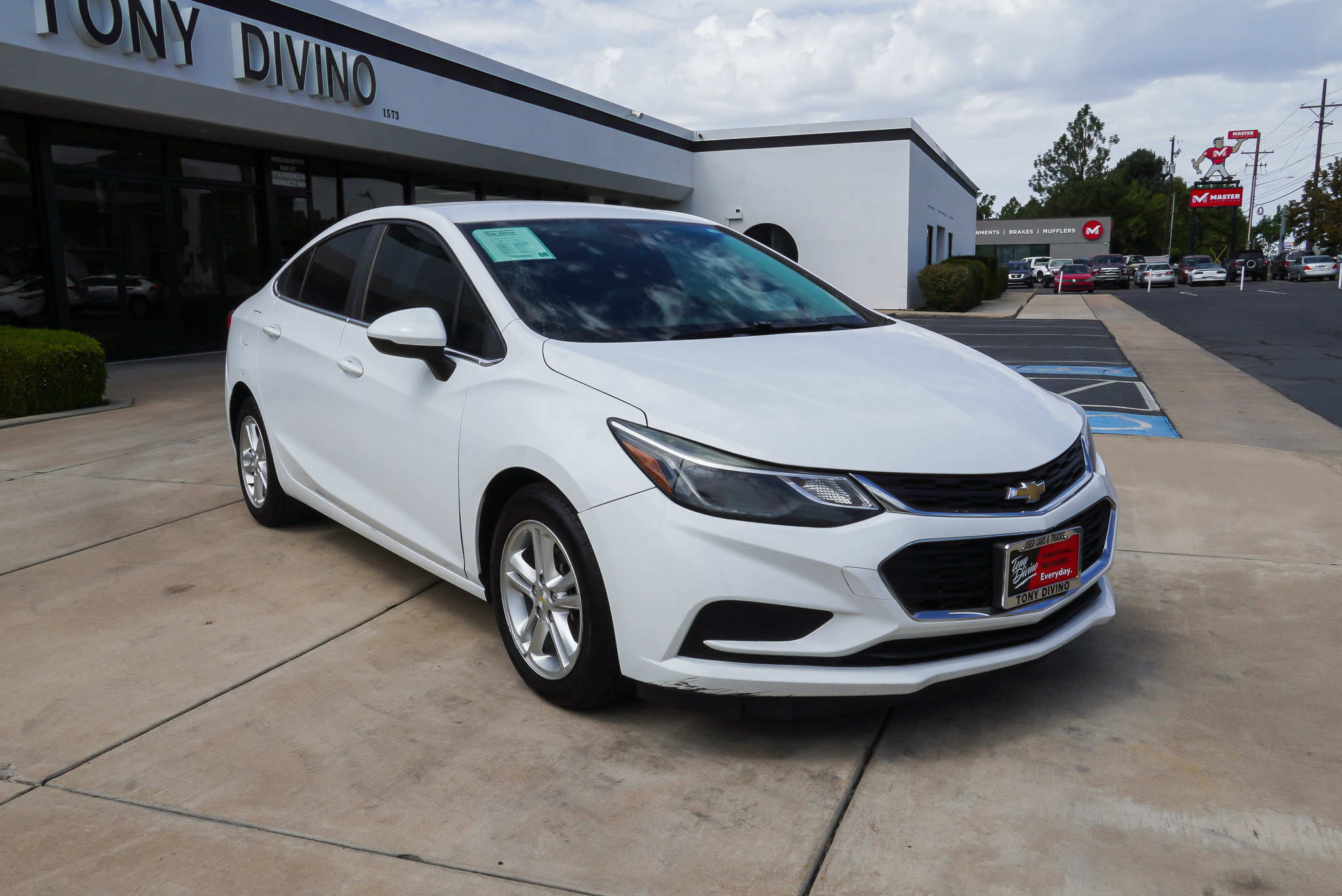 Used 2016 Chevrolet Cruze LT FWD image 2