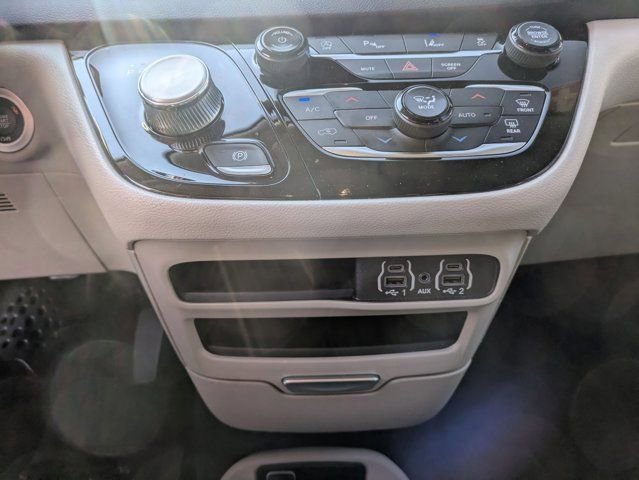 Used 2024 Chrysler Pacifica Touring-L image 21
