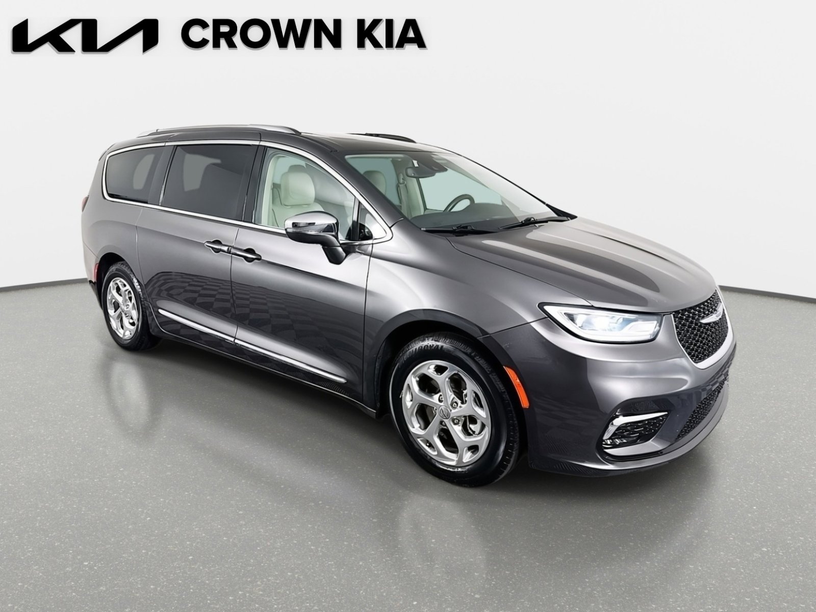 Used 2021 Chrysler Pacifica Limited w/ Uconnect Theater Family Group image 4