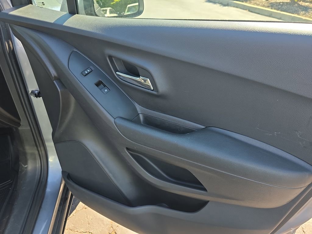 Used 2020 Chevrolet Trax LS w/ Tint and Cruise Package FWD image 21