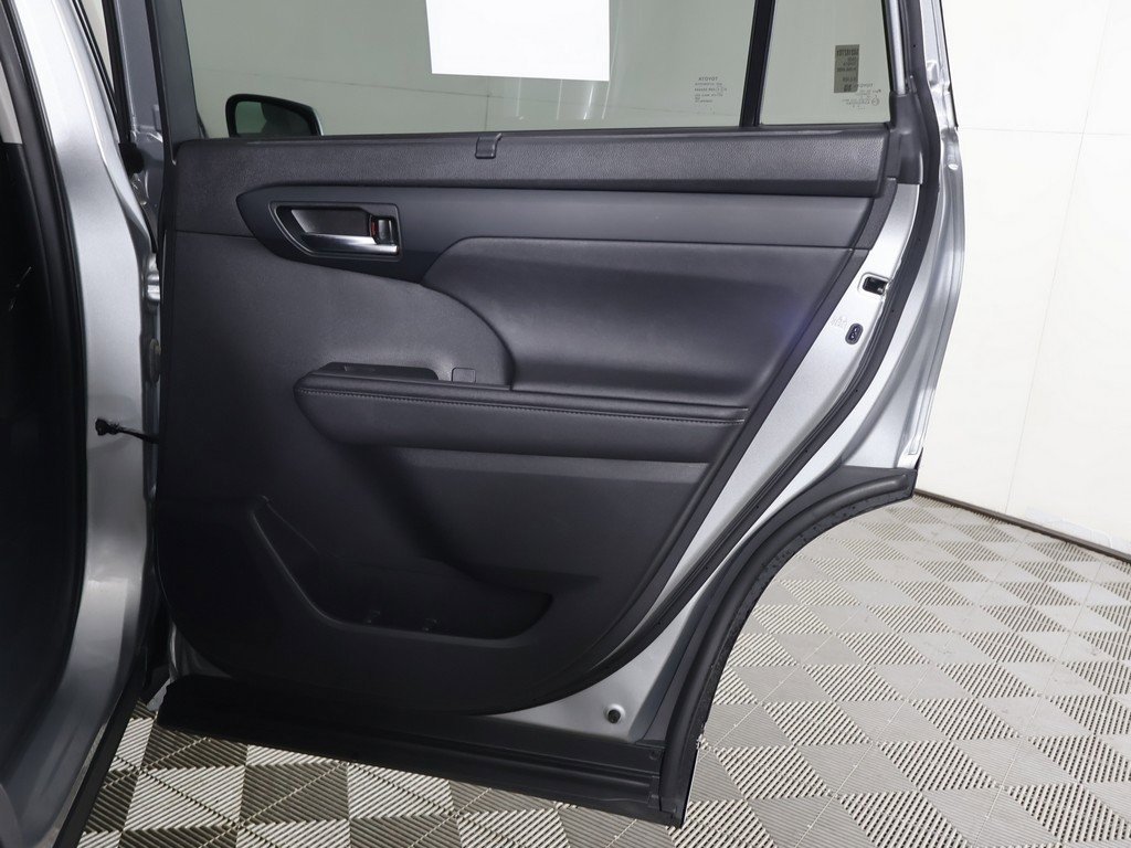 Used 2020 Toyota Highlander XLE image 27