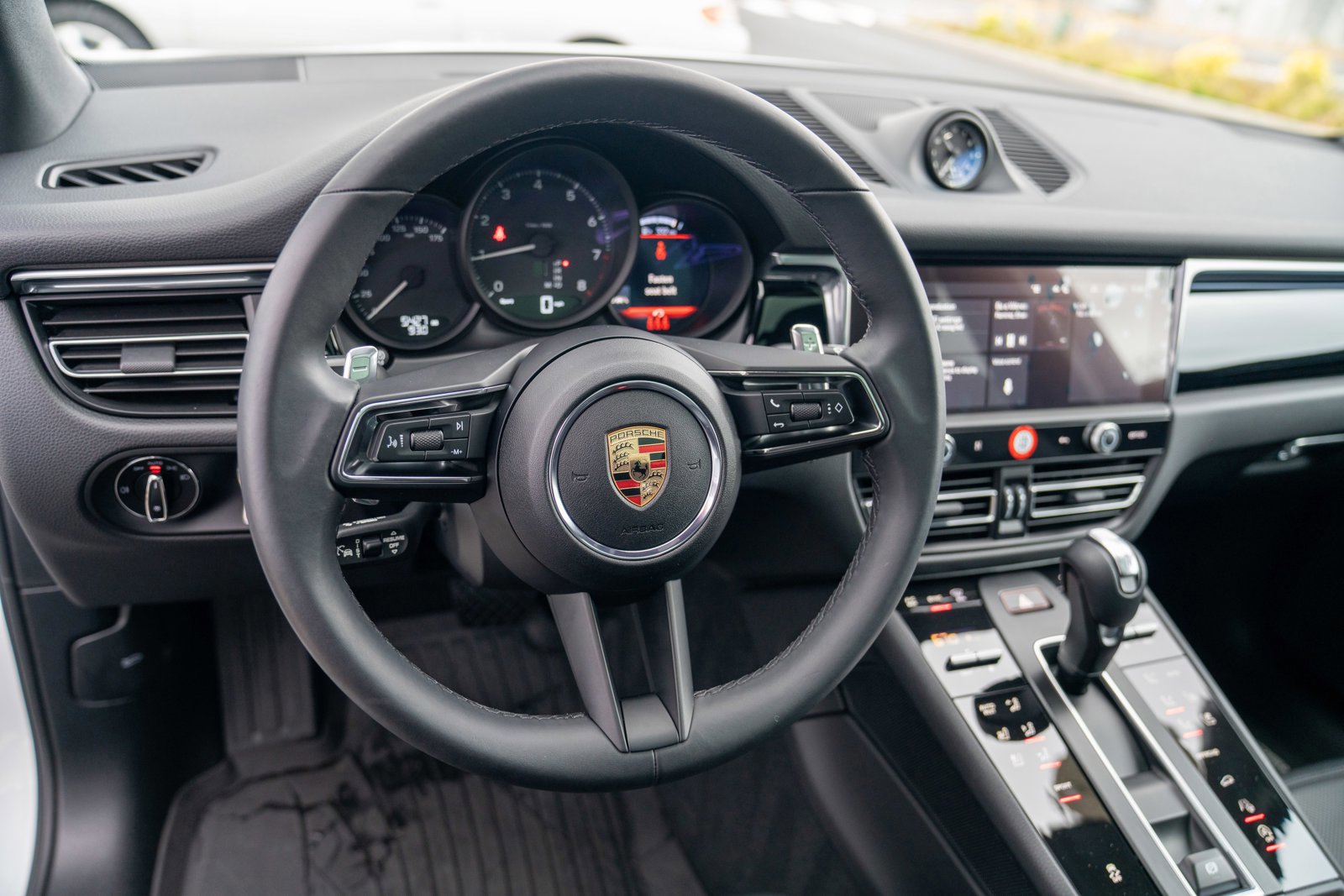 Certified 2025 Porsche Macan image 14