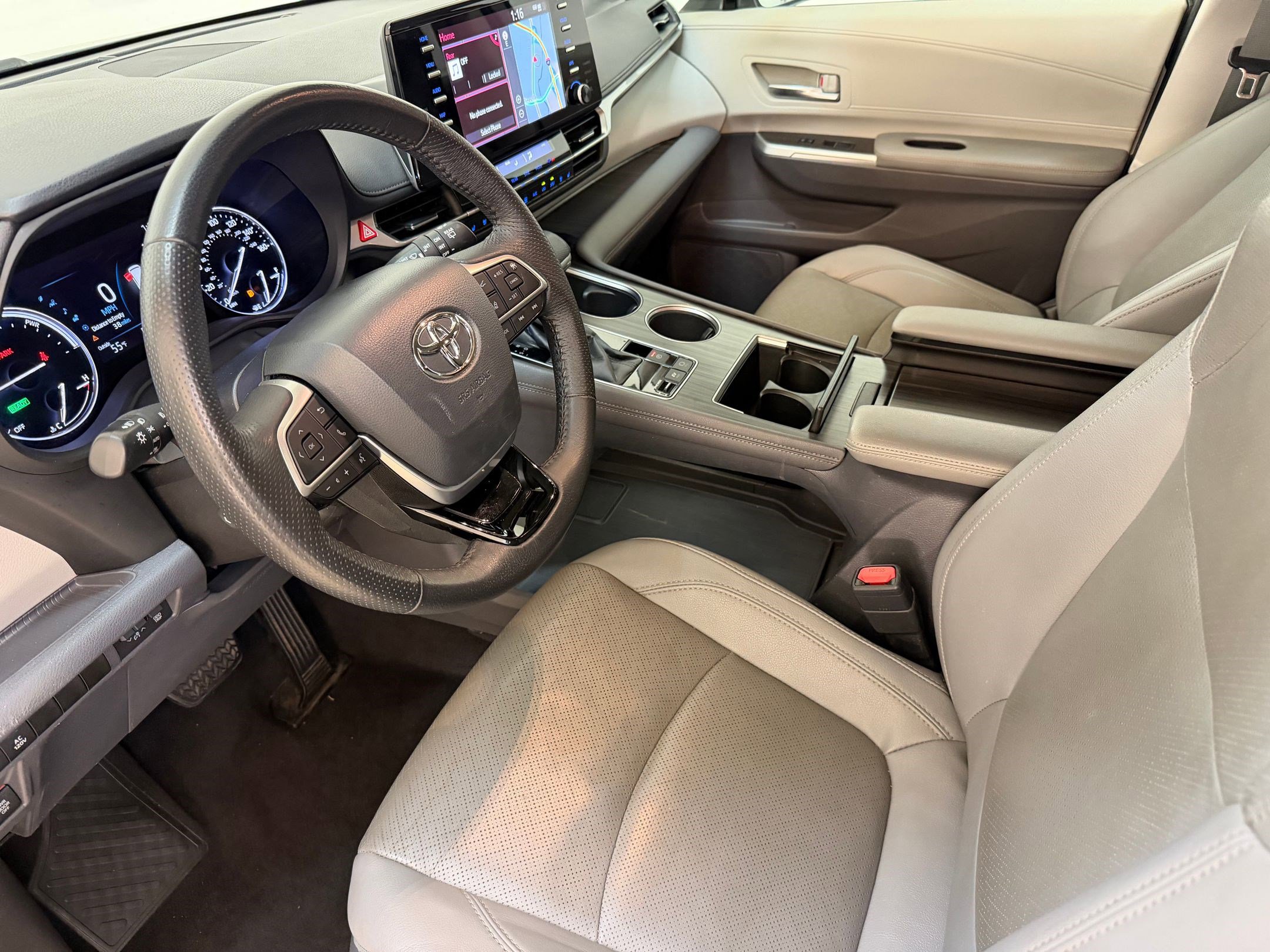 Used 2021 Toyota Sienna Limited image 4