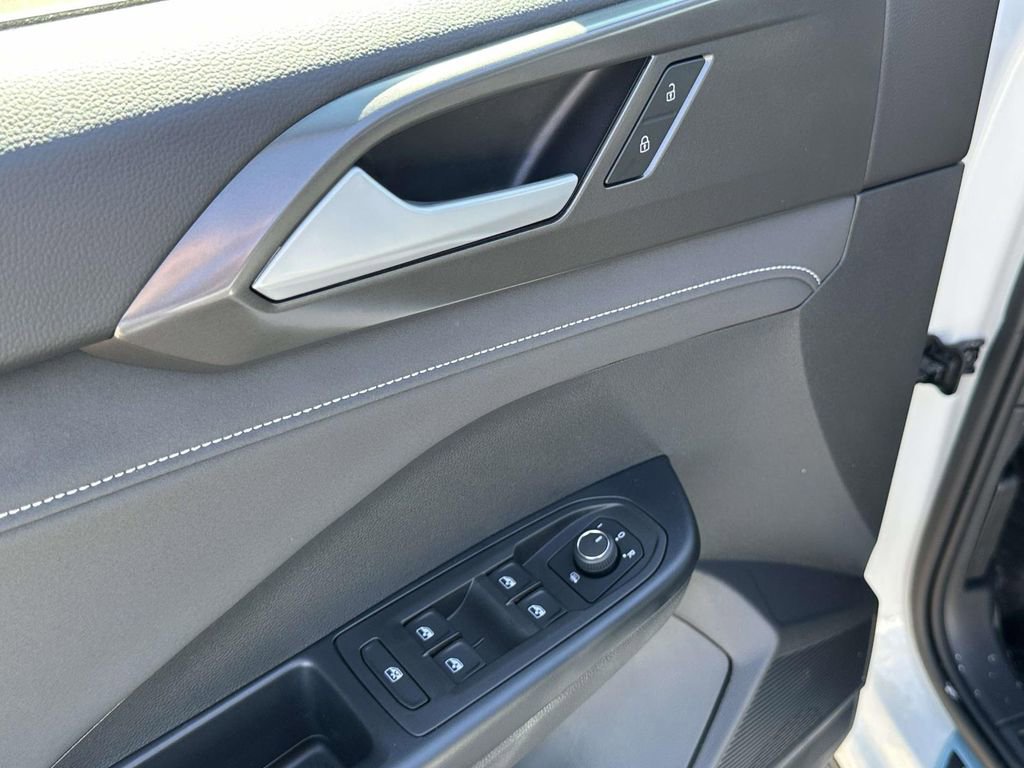 New 2025 Volkswagen Taos SE image 14