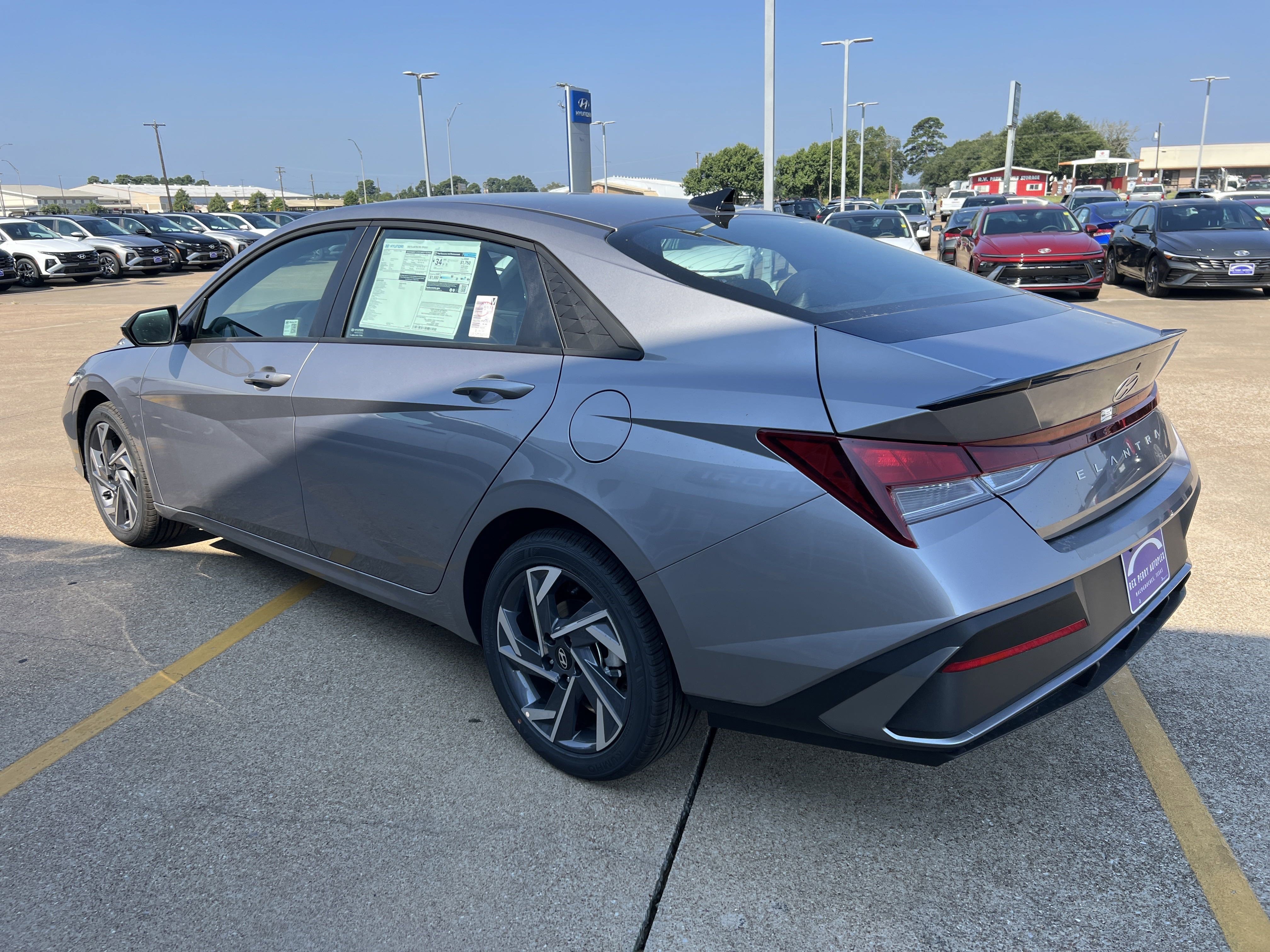 Used 2025 Hyundai Elantra Sport image 4